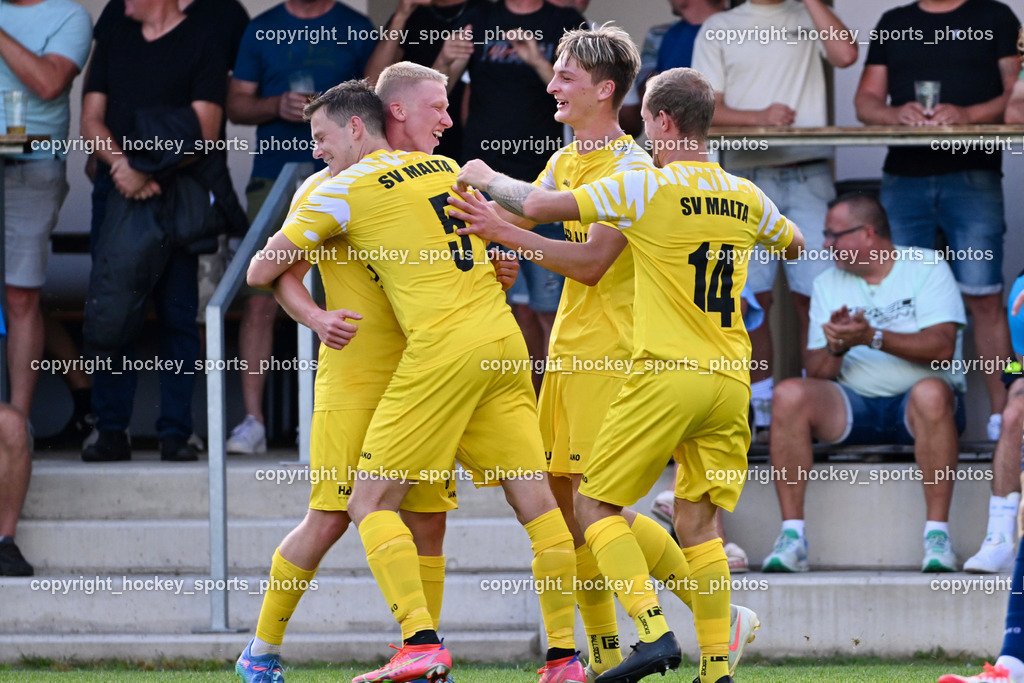 SV Malta vs. ATUS Velden | Jubel SV Malta Mannschaft, #6 Jakob Michael Ebner SV Malta, #5 Maximilian Leitner SV Malta, #14 Dominik Pacher SV Malta, SV Malta Fans, SV Malta vs. ATUS Velden, SV Malta vs. ATUS Velden am 19.08.2025 in Malta (Sportplatz Malta), Austria, (Photo by Bernd Stefan)