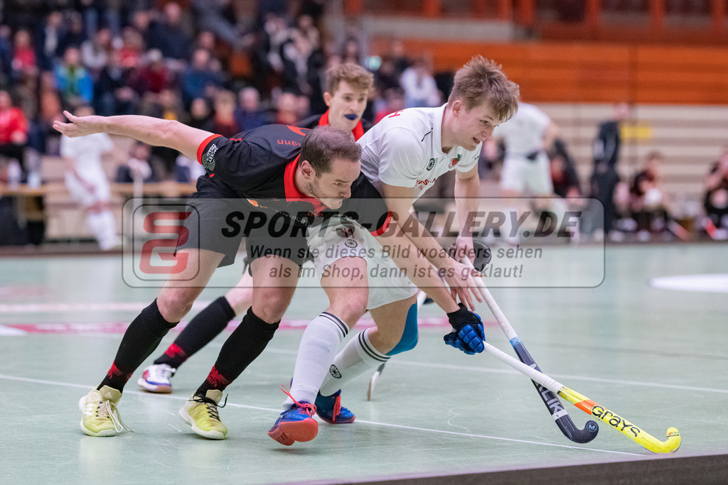 HK_20230113_102751 | 1. Bundesliga ( Halle ) Herren Crefelder HTC - DSD Düsseldorf am 13.1.2023 Crefelder HTC  ( CHTC ) Halle Glockenspitz , Krefeld , Elias Friedrich ( Crefelder HTC #11 ) , Chris Reinersmann ( DSD Düsselorf #9 )