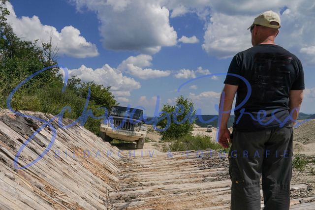 DSC09264 | Vierradfahrzeuge testen unterschiedliches Terrain - ueber Stock und Stein

Offroad Grundkurs im Steinbruch. Unterschiedliche Fahrgegebenheiten mit dem gelaendegaengigem Offroad-Fahrzeug. 

Deutschland, Geisingen, Steinbruch Meichle und Mohr, 10.06.2023