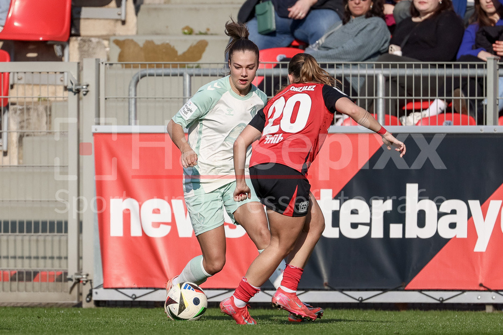 Fussball, Google Pixel Frauen-Bundesliga, Bayer 04 Leverkusen - SV Werder Bremen | v.li.: Maja Sternad (SV Werder Bremen, 11) und Estrella Merino Gonzalez (Bayer 04 Leverkusen, 20) im Zweikampf, Duell, Dynamik, Aktion, Action, Spielszene, DIE DFB-RICHTLINIEN UNTERSAGEN JEGLICHE NUTZUNG VON FOTOS ALS SEQUENZBILDER UND/ODER VIDEOÄHNLICHE FOTOSTRECKEN. DFB REGULATIONS PROHIBIT ANY USE OF PHOTOGRAPHS AS IMAGE SEQUENCES AND/OR QUASI-VIDEO.