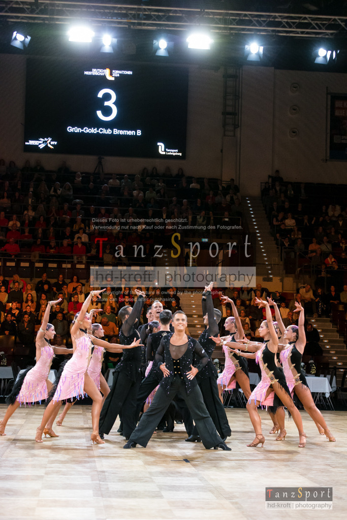 20241109_DM-Formationen_Vorrunde_0666 | Tanzsportbilder, Standardtanz, Lateintanz, WDSF, DTV, LTVB, dancecomp, goc, hessen tanzt, blaues band der spree, walzer, tango, wiener walzer, slowfox, quickstepp, samba, rumba, cha-cha-cha, paso doble. jive, hd-kroft photography, turniertanzsport