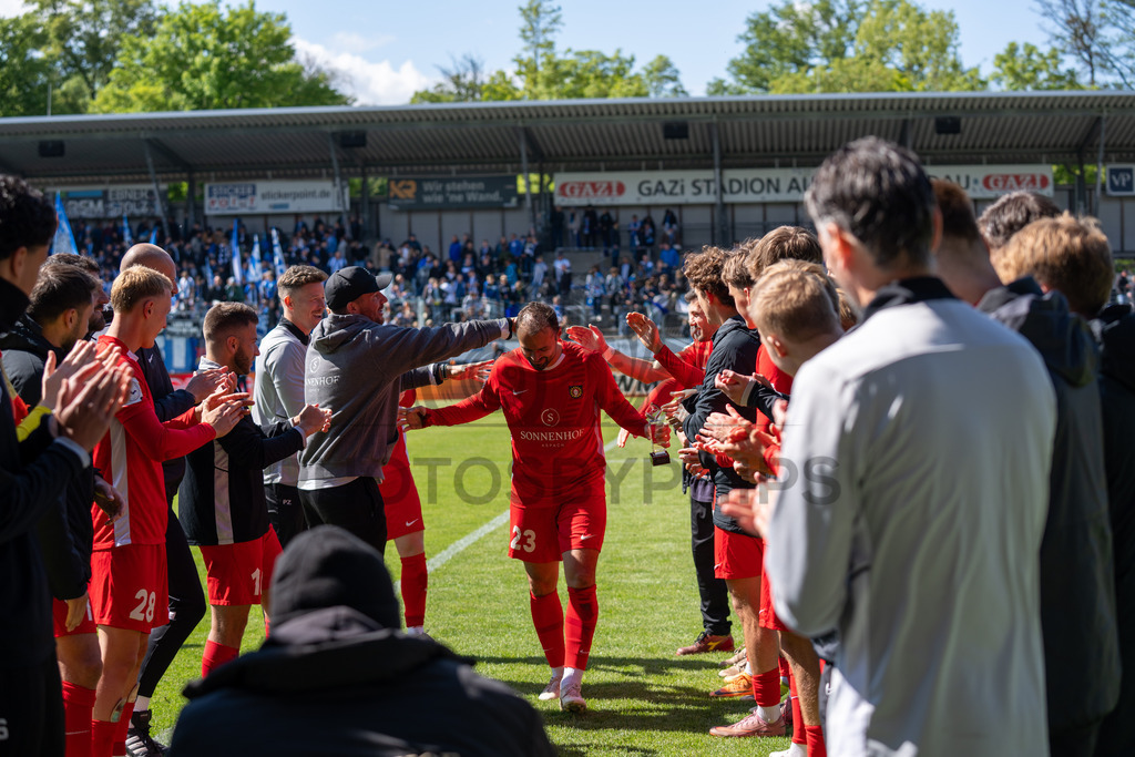Stuttgarter Kickers vs. SG Sonnenhof Großaspach, Fussball, Regionalliga Suedwest, 34. Spieltag, 16.05.2026 | Fabian Eisele (SG Sonnenhof Großaspach, #23) bekommt die Torjägerkanone/Torjaegerkanone überreicht/ueberreicht,Stuttgarter Kickers vs. SG Sonnenhof Großaspach, Fussball, Regionalliga Suedwest, 34. Spieltag, 16.05.2026