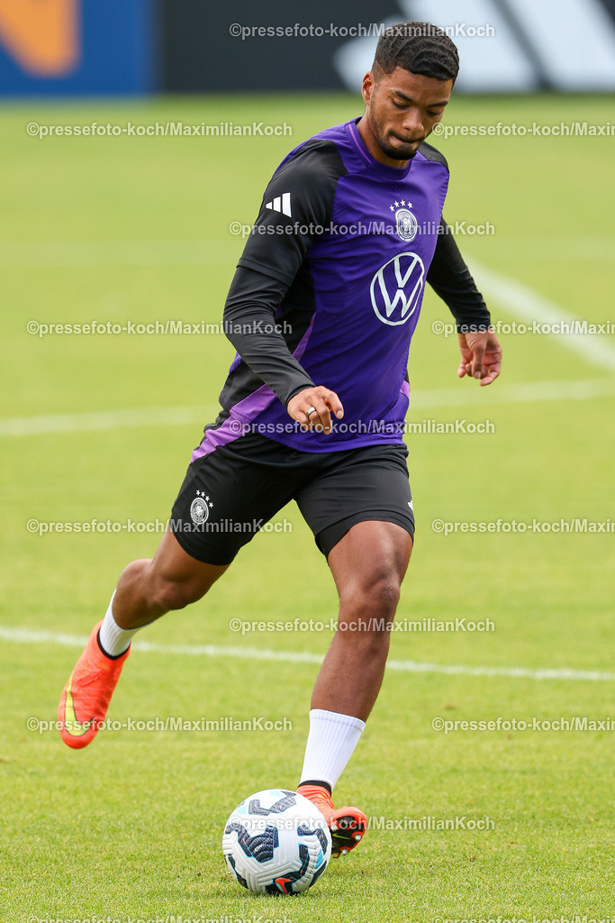 DFB08092402093 | 08.09.2024, Düsseldorf, Fußball, öffentliches Training der DFB Nationalmannschaft Deutschland,  Paul-Janes-Stadion: Benjamin Henrichs (GER #20)DFB regulations prohibit any use of photographs as image sequences and or quasi-video.