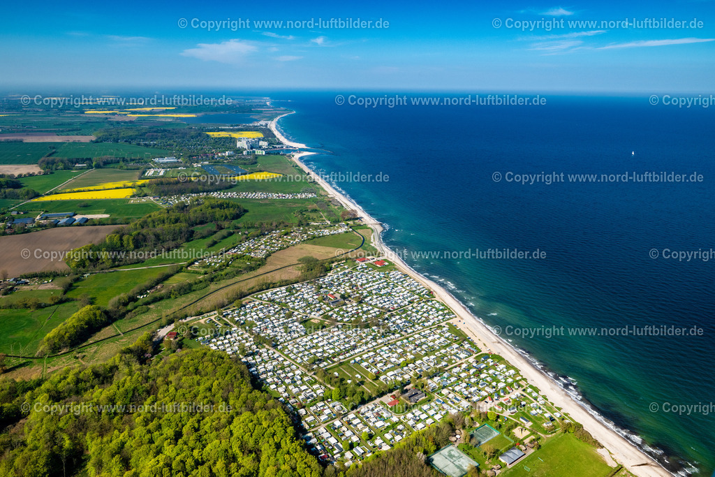 Damp_Ostseecamping_Familie_Heide_ELS_6411010524 | WAABS 01.05.2024 Campingplatz mit Wohnwagen und Zelten im Küstenbereich der Ostsee an der Straße Booknis in Waabs im Bundesland Schleswig-Holstein, Deutschland. Weiterführende Informationen bei: Kreis Rendsburg Eckernförde. // Campsite with caravans and tents in the coastal area of Baltic Sea on street Booknis in Waabs in the state Schleswig-Holstein, Germany. Further information at: Kreis Rendsburg Eckernfoerde. Foto: Martin Elsen