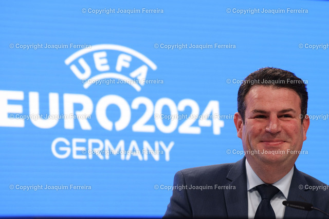 231016_dfb _0155 | Frankfurt am Main am 16.Oktober 2023 Deutsche Bank Park Medientermin der EURO 2024 GmbH  v.l., Hubertus Heil, Bundesminister für Arbeit und Soziales, im Hintergrund Logo EURO 2024 - Realisiert mit Pictrs.com