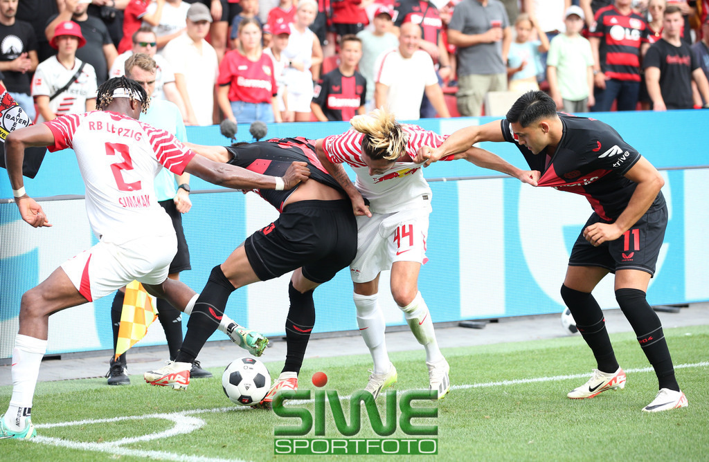 1.Fussball-Bundesliga  :    Bayer 04 Leverkusen--RB Leipzig   1.Spltg. | 19.08.2023; Fussball; GER;  Saison 2023/2024 ; 1.Bundesliga;  1.Spieltag. : 
 Bayer 04 Leverkusen -- RB Leipzig  :    Moderne Ausführung einer Ecke für Bayer 04  mit : Mohamed Simakan (2/RBL),  Adam Hlozek (23/B04) , Kevin Kampl (44/RBL)
und Nadiem Amiri (11/B04)



DFL REGULATIONS PROHIBIT ANY USE OF PHOTOGRAPHS AS IMAGE SEQENCES AND/OR QUASI-VIDEO. - Realisiert mit Pictrs.com