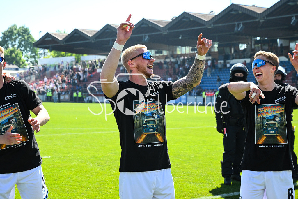 SpVgg Unterhaching - Arminia Bielefeld | die Mannschaft aus Bielefeld feiert zusammen mit den Fans dein Sieg und den Aufstieg in Unterhaching / Bierdursche / Bier / Freude / Happy / Gluecklich / 3. Liga: SpVgg Unterhaching - Arminia Bielefeld, Uhlsport Park am 11.05.2025 / Louis OPPIE (Arminia Bielefeld 4) / Sam Francis SCHRECK (Arminia Bielefeld 8)