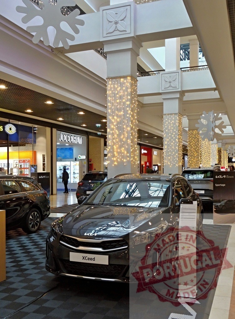 Kia XCeed car display in shopping mall during holidays | Kia XCeed automobile presenting inside modern shopping center with festive decorations - Realized with Pictrs.com