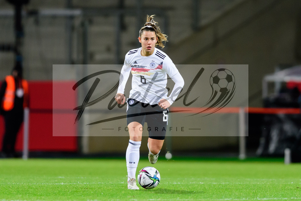 GERTUR20211126_158 | Fussball, Frauen: Lena Oberdorf (Germany) in Aktion, am Ball, Einzelaktion bei dem Spiel der WM-Qualifikation zwischen Deutschland und Tuerkei im Eintracht-Stadion am 26.11.2021 in Braunschweig, Deutschland. - Realisiert mit Pictrs.com