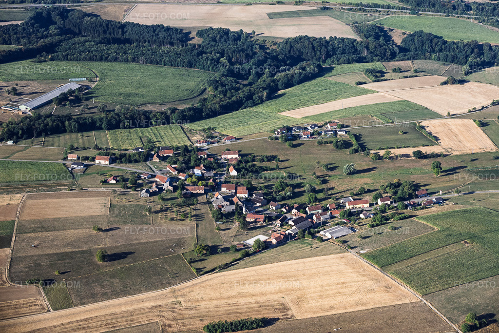 Aerial view: View of the town from the north in Nussweiler in the state Moselle, France. – Photo: IMG_158572.jpg taken on 08/14/2026 by Werner Riehm/FLY-FOTO.com – Resolution of the original: 6000 x 4000 px