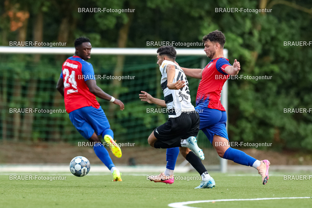 1_KFCWAT_20250723_0901.JPG -  - KFC Uerdingen - SG Wattenscheid 09 - Testspiel | Krefeld, Deutschland, 23.07.25: Atakan Uzunbas (SG Wattenscheid 09) und Ole Päffgen (KFC Uerdingen) im Kampf um den Ball waehrend des Testspiel Spiels zwischen KFC Uerdingen - SG Wattenscheid 09 in der Covestro Sportpark am 23. July 2025 in Krefeld, Deutschland. (Foto von Stefan Brauer/Brauer-Fotoagentur)