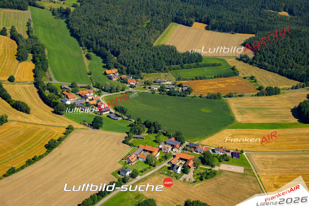 Das Luftbild zeigt : Littenhof Schmidgaden - Die Luftaufnahme wurde 2024 vom UL-Flugzeug aus erstellt ( keine Drohne ) - Hochauflösende Luftaufnahme - Für grossformatige Ausdrucke geeignet. Die Geschenkidee !Mit Lizenz und Bildrechte bestellbar