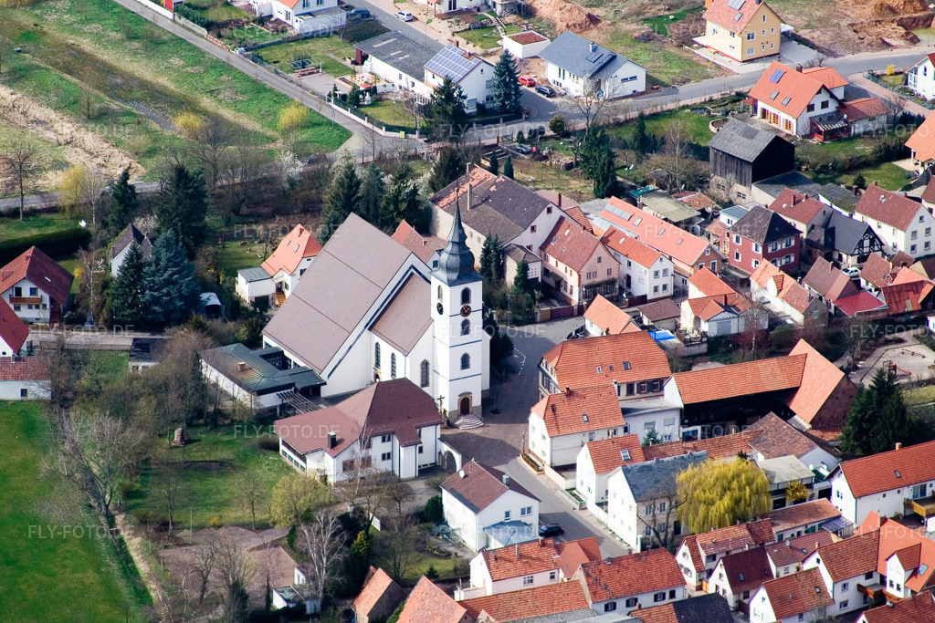 Luftbild: Pfarrei St. Josef in Offenbach an der Queich im Bundesland Rheinland-Pfalz in Deutschland.Foto: IMG_9720.jpg vom 15.03.2008 durch Werner Riehm/FLY-FOTO.deAuflösung des Originals: 3096 x 2064 pxBISTUMMAINZ.DE