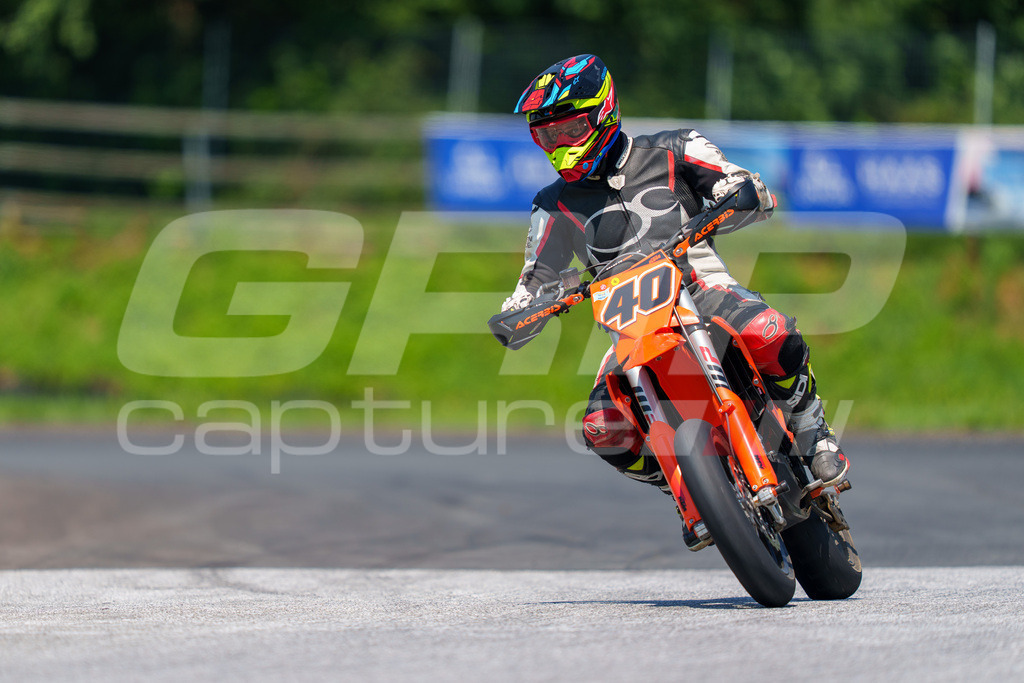 G-Cup + Supermoto Staatsmeisterschaft + Hungarian Supermoto Championship | GRIPcapture steht für authentische Sportfotografie in Österreich – für Momente, die mehr sind als Geschwindigkeit oder Ergebnis. Es geht um Emotion, Spannung, Fokus und den Augenblick, der oft nur einen Wimpernschlag dauert.Ob Motorsport, Teamsport oder 