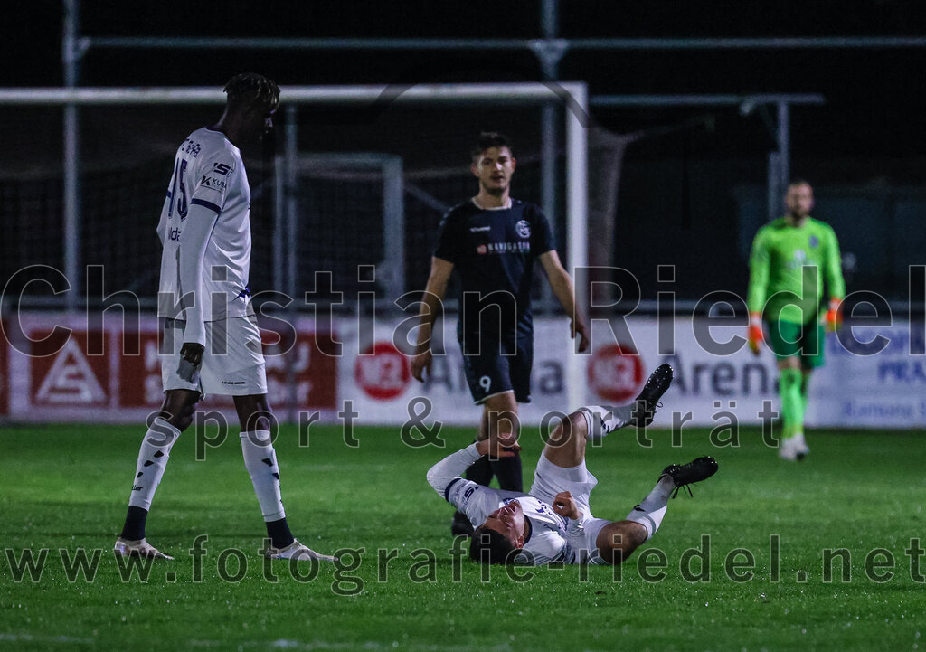 2024-03-15_019_FC_Schwaig_gegen_1_FC_Garmisch-Partenkirchen | Oberding, Deutschland, 15.03.2024:
Fußball, Landesliga Südost 2023 / 2024, 25. Spieltag, FC Schwaig gegen 1. FC Garmisch-Partenkirchen, Endergebnis: 4:0

Mouhamadou Ndiaye (1. FC Garmisch-Partenkirchen, #15), Raffael Ascher (FC Schwaig, #9), Moritz Müller (1. FC Garmisch-Partenkirchen, #26)

Foto: Christian Riedel / fotografie-riedel.net