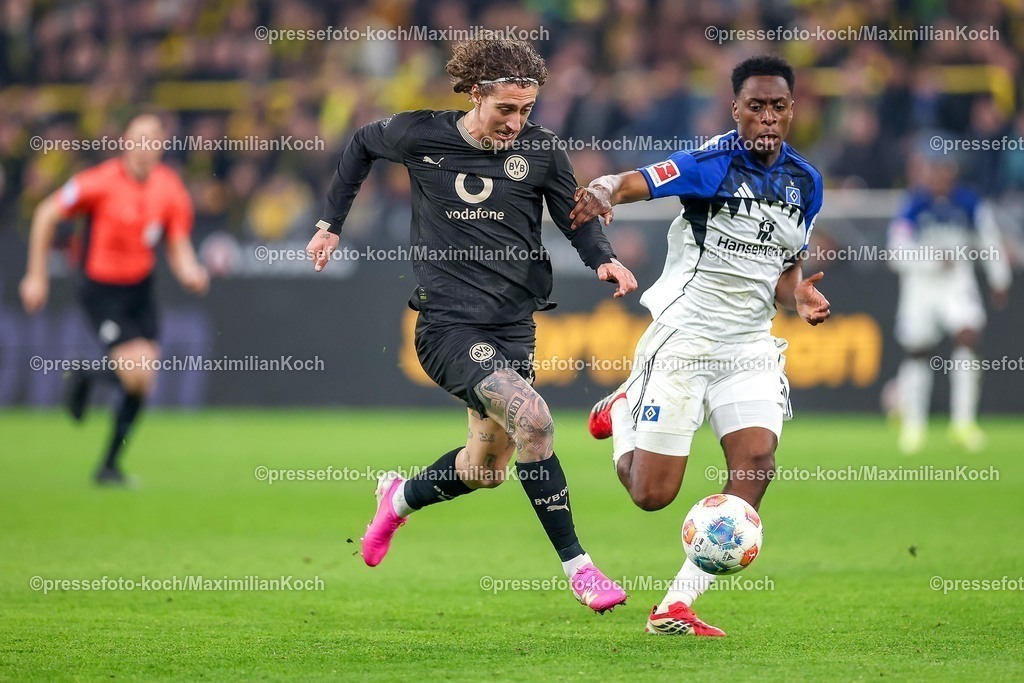 BVB21032601104 | 21.03.2026, Fußball, Borussia Dortmund - Hamburger SV, 1. Fußball Bundesliga, 27. Spieltag, Signal Iduna Park, Saison 2025 2026: Fabio Silva&nbsp;(BVB #21) im Zweikampf gegen  Albert Sambi Lokonga&nbsp; (HSV #06) DFB regulations prohibit any use of photographs as image sequences and or quasi-video.