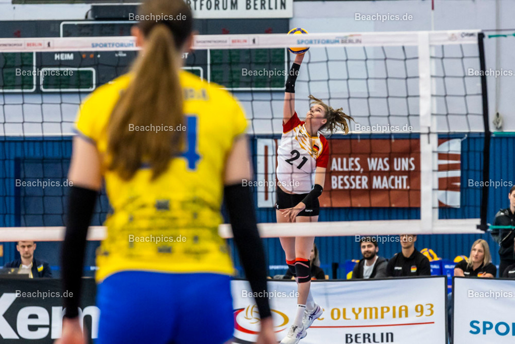 2023-00070875-Freundschaftsspiel-Deutschland-Ukraine | Aufschlag Camilla WEITZEL GER 20.05.2023; Berlin Foto: Gerold Rebsch - www.beachpics.de
