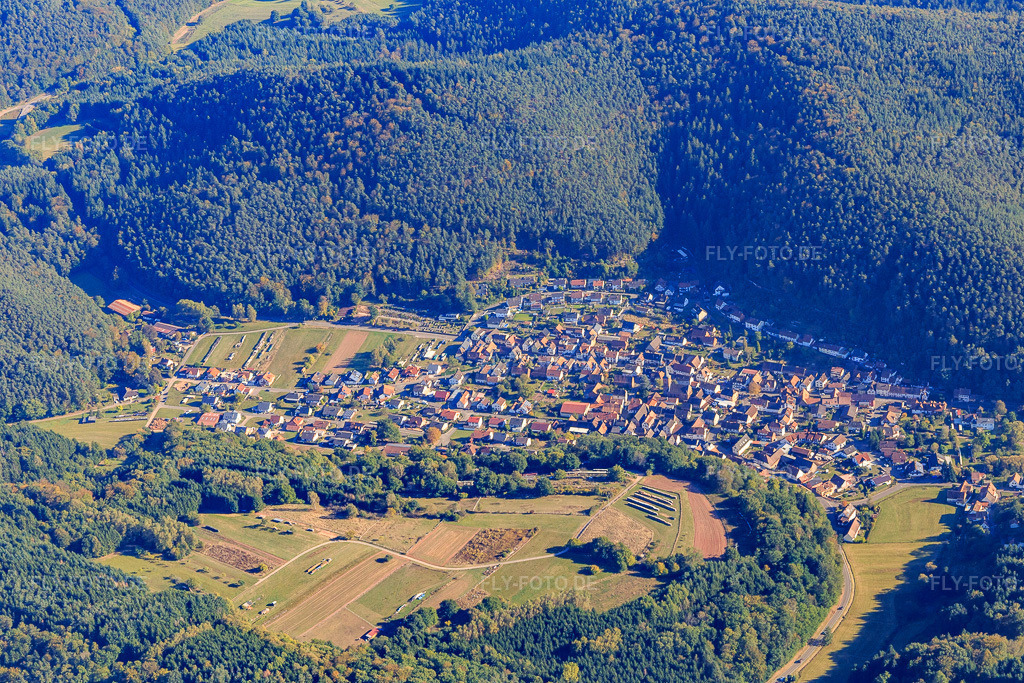 Luftbild: Dorfansicht im Pfälzerwald aus Norden in Vorderweidenthal im Bundesland Rheinland-Pfalz in Deutschland. Foto: IMG_095254.jpg vom 16.10.2016 durch Werner Riehm/FLY-FOTO.de