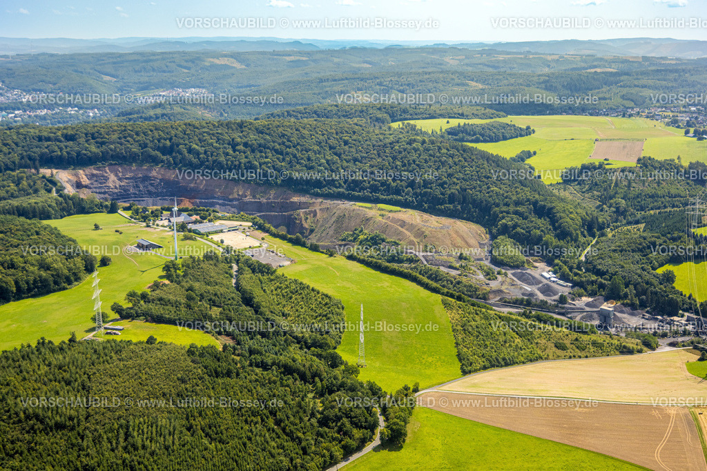Arnsberg250808609 | Luftbild, Steinbruch Lanwehr Naturstein GmbH Am Langen Stück, Reit- und Fahrverein Arnsberg und Umgebung e.V. Wicheler Höhe, Windrad auf einer Wiese, Müschede, Arnsberg, Ruhrgebiet, Nordrhein-Westfalen, Deutschland