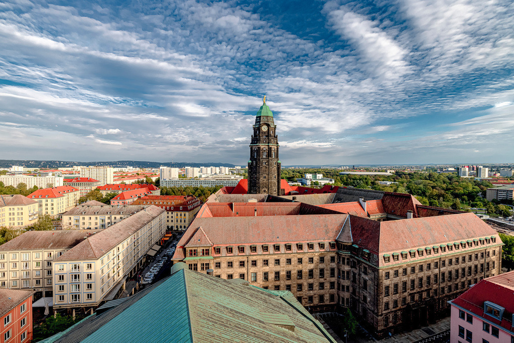 Ein Panorama der tollen Stadt Dresden von Oben---Rundblick | Das Bild zeigt das Neue Rathaus in Dresden mit seinem markanten Rathausturm. Ort: Dresden, Sachsen, Deutschland.Bauwerk: Das Neue Rathaus wurde von 1905 bis 1910 erbaut und ist Sitz der Stadtverwaltung. Turm: Der Rathausturm ist mit ca. 100 Metern einer der höchsten Türme der Stadt und bietet eine Aussichtsplattform. Geschichte: Nach der Zerstörung im Zweiten Weltkrieg wurde das Gebäude wiederaufgebaut.  - Realisiert mit Pictrs.com