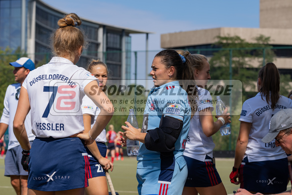 HK_20220903_109526 | 1. Bundesliga Damen Düsseldorfer HC - Berliner HC am 3.9.2022 DHC Düsseldorf, Düsseldorf , Nathalie Kulbatzki ( Torfrau Düsseldorfer HC #1 ) , Emma-Sophie Hessler ( Düsseldorfer HC #7 )
