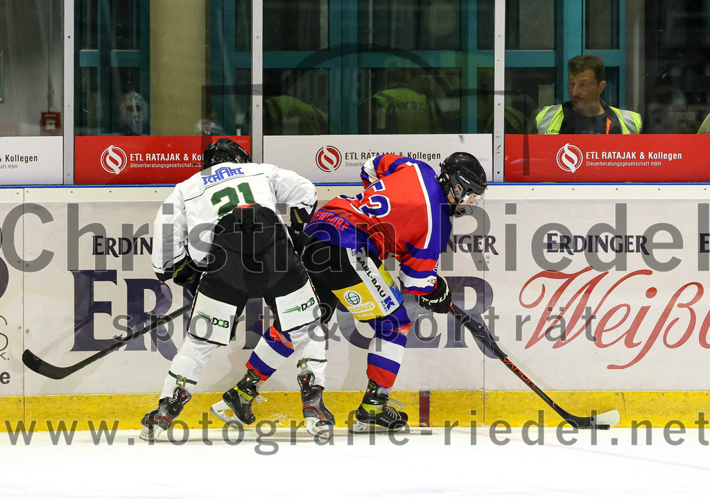 2022-09-09_066_TSV_Erding_gegen_Deggendorfer_SC | Erding, Deutschland, 09.09.2022:
Eishockey, Bayernliga 2022 / 2023, Testspiel, TSV Erding gegen Deggendorfer SC, Endergebnis: 2:5

Erik Modlmayr (Erding Gladiators, #21), Eric Wolf (Deggendorfer SC, #53)

Foto: Christian Riedel / fotografie-riedel.net