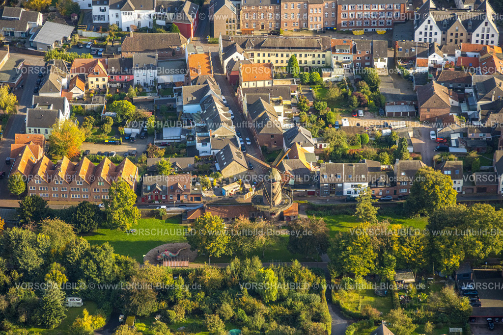 Xanten241014017 | Luftbild, Kriemhild Mühle im Wohngebiet am Nordwall, Niederbruch, Xanten, Niederrhein, Nordrhein-Westfalen, Deutschland