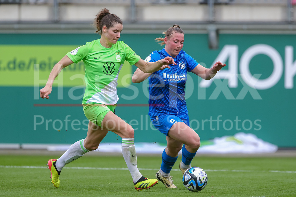 Fussball, DFB-Pokal Frauen, VfL Wolfsburg - SGS Essen | v.li.: Dominique Janssen (VfL Wolfsburg, 6) und Ramona Maier (SGS Essen, 9) im Zweikampf, Duell, Dynamik, Aktion, Action, Spielszene, DIE DFB-RICHTLINIEN UNTERSAGEN JEGLICHE NUTZUNG VON FOTOS ALS SEQUENZBILDER UND/ODER VIDEOÄHNLICHE FOTOSTRECKEN. DFB REGULATIONS PROHIBIT ANY USE OF PHOTOGRAPHS AS IMAGE SEQUENCES AND/OR QUASI-VIDEO.