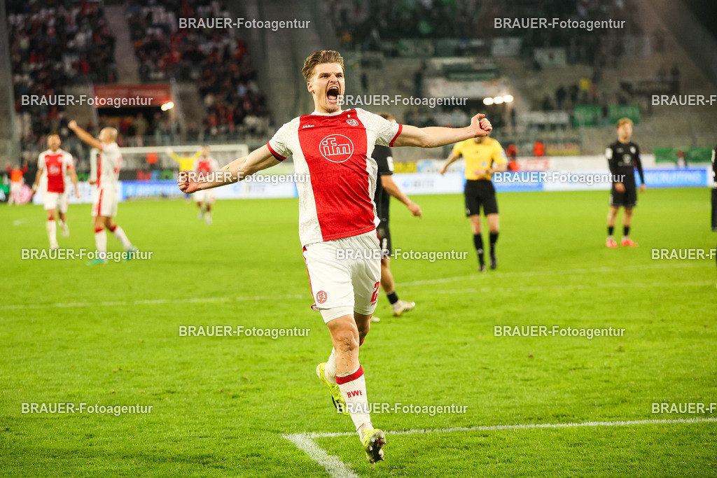 Rot-Weiss Essen - 1.Fc Schweinfurt | Essen, Deutschland, 02.11.2025 Marek Jansen  (Rot-Weiss Essen) Torjubel nach dem 2:1während des 3.Liga Spiels zwischen  Rot-Weiss Essen und 1.Fc Schweinfurt am 02.11.2025 im Stadion an der Hafenstraße in Essen. (Foto von Timo Bluhmki-Schmidt/Brauer Fotoagentur