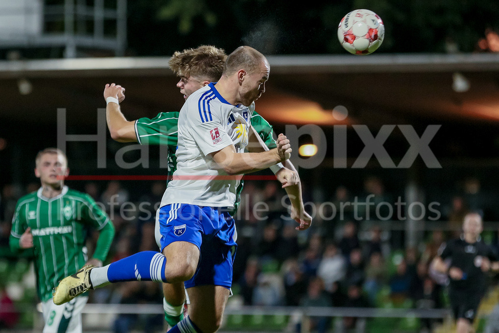 Fussball, Regionalliga Nord, SV Werder Bremen II - BSV Kickers Emden | v.li.: Mick Schmetgens (SV Werder Bremen II, 4) und Jarno Janssen (BSV Kickers Emden, 28) im Kopfballduell, Kopfball, Zweikampf, Action, Aktion, Spielszene