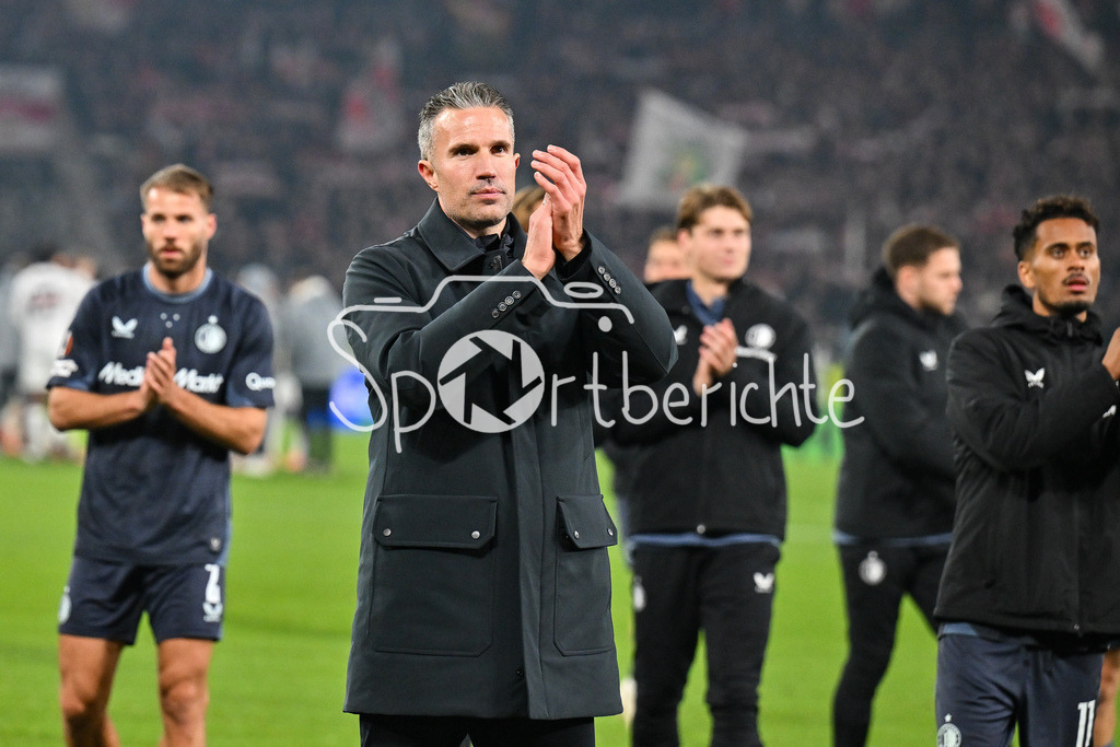 VfB Stuttgart - Feyenoord Rotterdam | STUTTGART, DEUTSCHLAND - 6. NOVEMBER: die Mannschaft von Robin Van PERSIE Trainer Feyenoord Rotterdam bedankt sich nach der Partie bei den mitgereisten Fans beim Ligaspiel zwischen dem VfB Stuttgart und Feyenoord Rotterdam am 4. Spieltag der Europa League in der MHP-Arena am 06.11.2025