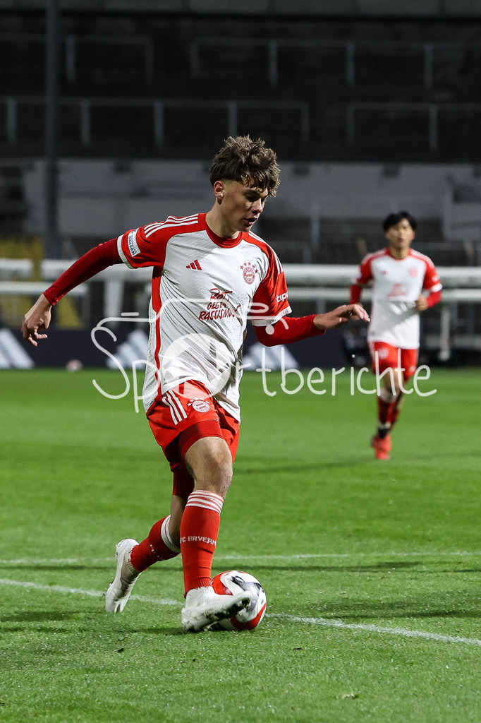FC Bayern Amateure - FC Wuerzburger Kickers | Louis RICHTER (FCB #46) am Ball / Freisteller / Einzelfoto