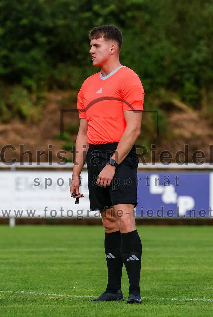 2023-07-28_030_FC_Eitting_gegen_FC_Moosburg | Eitting, Deutschland, 28.07.2023:
Fußball, Kreisliga 2023 / 2024, 1. Spieltag, FC Eitting gegen FC Moosburg, Endergebnis: 1:1

Schiedsrichter Julian Schaub

Foto: Christian Riedel / fotografie-riedel.net