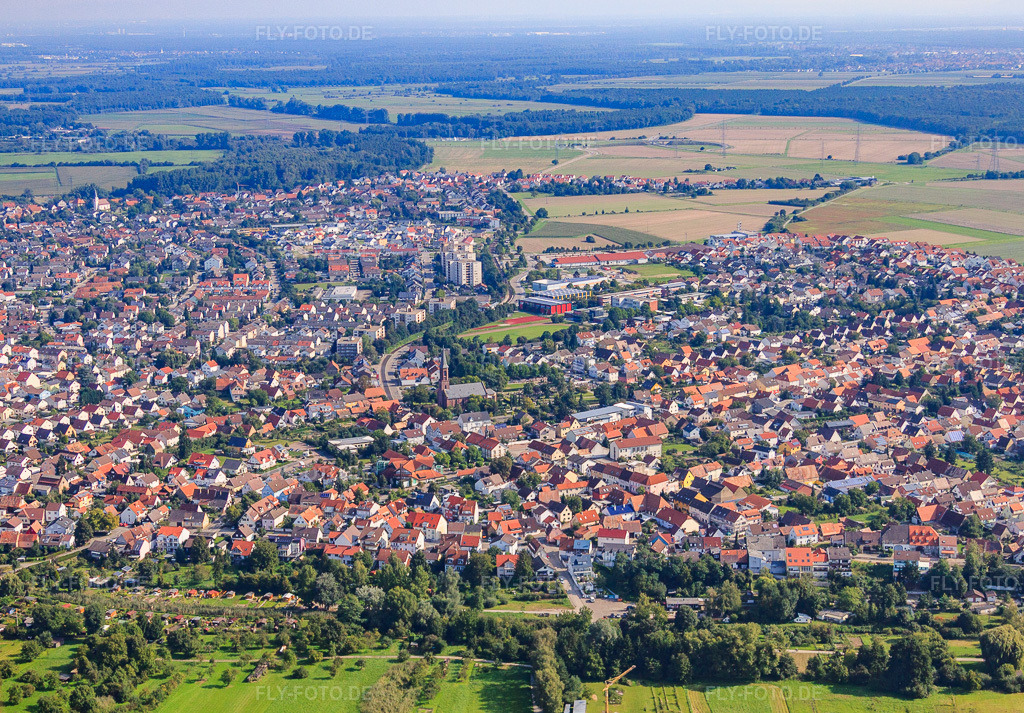 Luftbild: Ortsansicht von Süden im Ortsteil Linkenheim in Linkenheim-Hochstetten im Bundesland Baden-Württemberg in Deutschland. Foto: IMG_33231.jpg vom 05.09.2010 durch Werner Riehm/FLY-FOTO.deAuflösung des Originals: 4509 x 3139 px