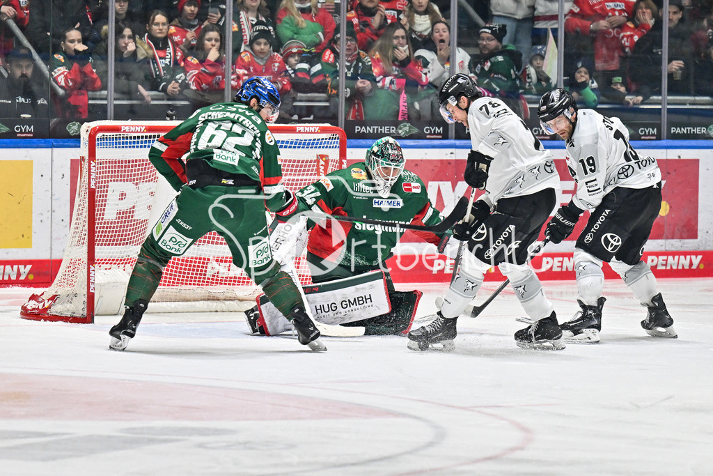 Augsburger Panther - Kölner Haie | AUGSBURG, GERMANY - 11. JANUARY: v. l. Thomas SCHEMITSCH (Augsburger Panther 62), Michael GARTEIG (Augsburger Panther 34), Dominik BOKK (Kölner Haie 78) während dem Match zwischen den Augsburger Panthern und den Kölner Haien am 39. Spieltag der penny DEL im Curt Frenzel Stadion