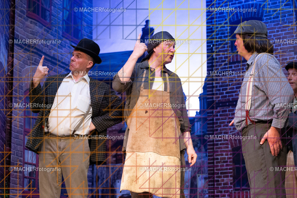 163_MFL-2025 | Portraitbilder von Regisseur; Darsteller; Techniker; Maske; Kostüme; Chor; Musiker; Bilderserie der Generalprobe und der Premierenvorstellung, Szenenbilder; Ausdrucksstudien; Bühnenüberblick; Bühnenkulissen; Pressefotos inkl. Redaktionsfoto Darstellergruppe.