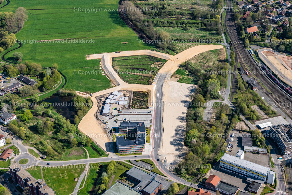 Stade_Jugendamt_Baustelle_Finanzamt_ELS_1037290423 | STADE 29.04.2023 Entwicklungsgebiet und Straßenbau und Gewerbeflächen " Am Güterbahnhof " in Stade im Bundesland Niedersachsen, Deutschland. // Developing field of residential and commercial space " Am Gueterbahnhof " in Stade in the state Lower Saxony, Germany. Foto: Martin Elsen