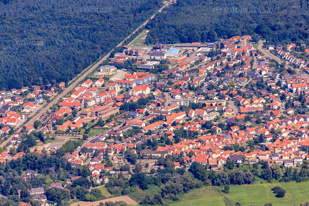 Luftbild: Bahnlinie durchquert die Stadt in Jockgrim im Bundesland Rheinland-Pfalz in Deutschland. Foto: IMG_32180.jpg vom 20.08.2010 durch Werner Riehm/FLY-FOTO.de