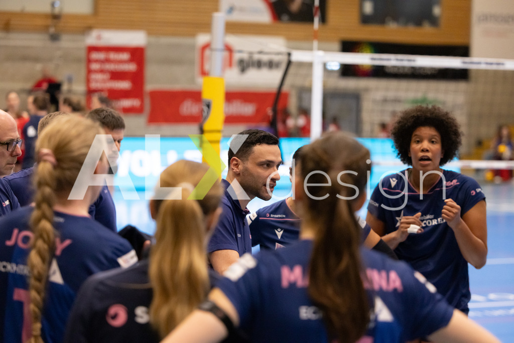 Volleyball I Frauen I Saison 2025-2026 I Volleyball NLA | Women I 1/2 Finals I  VC Kanti Schaffhausen - Sm'Aesch Pfeffingen I 18.03.2026 | Sotirios Gkotsis (GR) (Sm'Aesch Pfeffingen) – Cheftrainer - Realisiert mit Pictrs.com