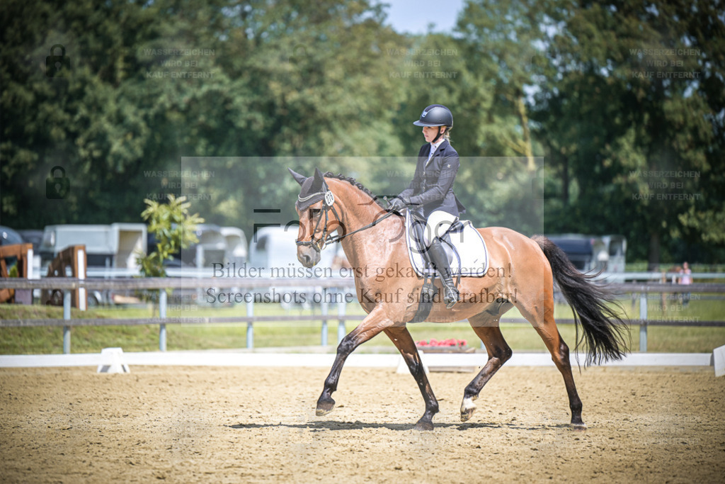 DOS_6444 | Entdecke hochwertige Reitturnierfotos von Foto Oger. Professionell, emotional und authentisch – jetzt Lieblingsmomente im Shop bestellen. - Realisiert mit Pictrs.com