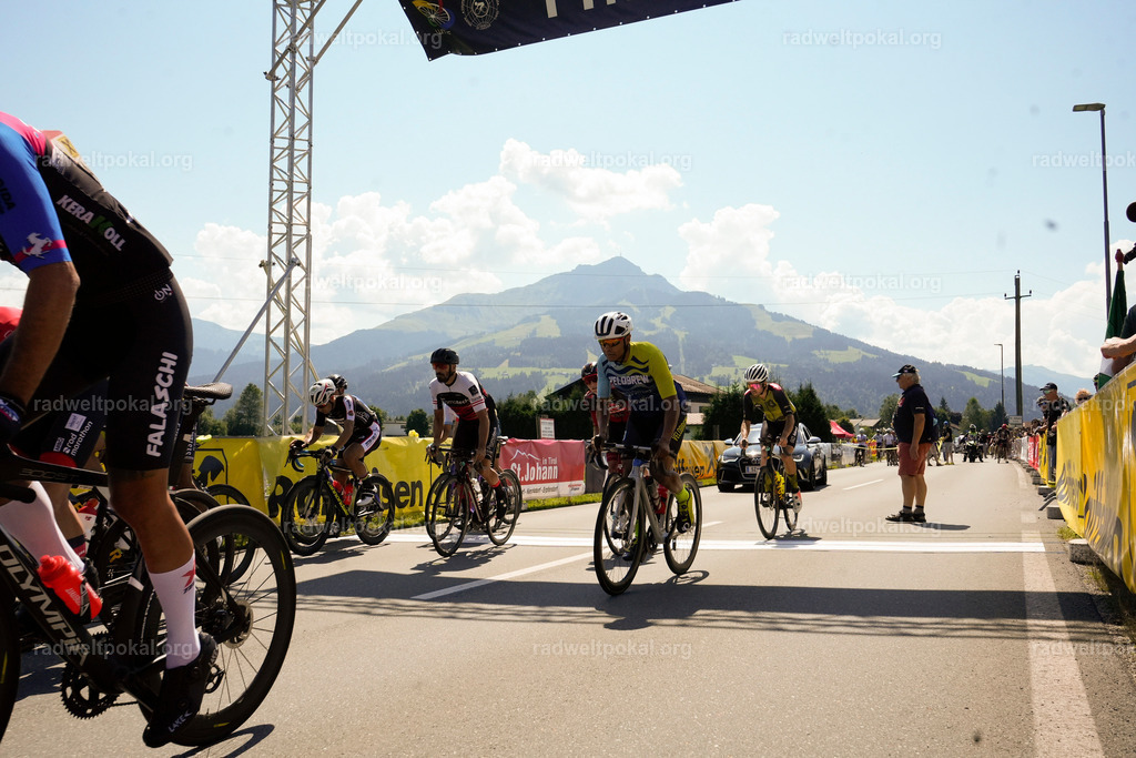 143_20230817_Bewerb_Maenner_Muehlanger | AUT - OESTERREICH, 2023-08-16: SPORT RENNRAD-FAHREN - 55. INTERNATIONALER RADWELTPOKAL IN ST. JOHANN IN TIROL  - Vintage-Radrennen mit WM-Bronze-Medaillen-Siegerin Christina Schweinberger, den Teilnehmer und Alexander Baumann (vom Orginastions-Team) - TAG 2 BEWERB MAENNER IN SECHS GRUPPEN  ; Foto: Roland Muehlanger