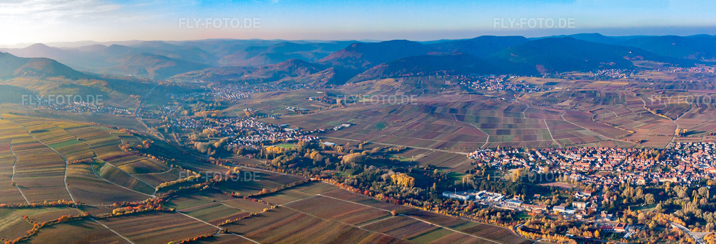 Luftbild: Panorama in Siebeldingen im Bundesland Rheinland-Pfalz in Deutschland. Foto: IMG_46183-Pano.jpg vom 31.10.2011 durch Werner Riehm/FLY-FOTO.de – Auflösung des Originals: 9375 x 3201 px
