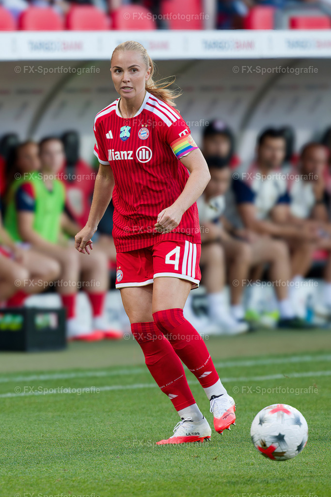 Supercup-Frauen-Bayern-Muenchen-vs-VfL-Wolfsburg 022 | Sportfotos und Eventgalerien von FX-Sportfotografie. Bilder von Fußball, Vereinsveranstaltungen und Events direkt ansehen und als Download bestellen. - Realisiert mit Pictrs.com