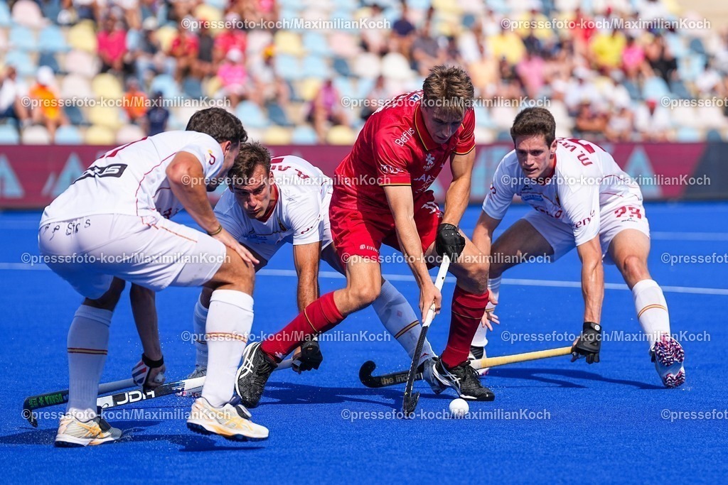 xydrx12082502011 | 12.08.2025, xydrx, Herren EuroHockey Championship 2025, Gruppenphase, Gruppe A, Spanien - Belgien, Sparkassenpark Mönchengladbach: homas Crols (BEL #37) im Zweikampf gegen Alejandro Alonso (ESP #2) und Pepe Cunill (ESP #17) und Marc Vizcaino (ESP #23)