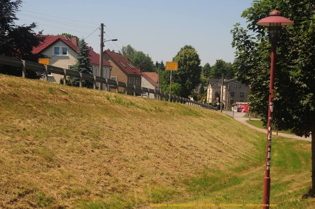 Geißmannsdorf-2026-Ortsbilder-550 | Geißmannsdorf bei Bischofswerda im Sommer 2026. Ein fotografischer Streifzug durch das Dorf Geißmannsdorf, mit Gebäuden, Straßen, Strohpuppen und geschmückten Vorgärten und Grundstücken anlässlich der 800-Jahr-Feier von Geißmannsdorf im Juni 2026 - Realisiert mit Pictrs.com