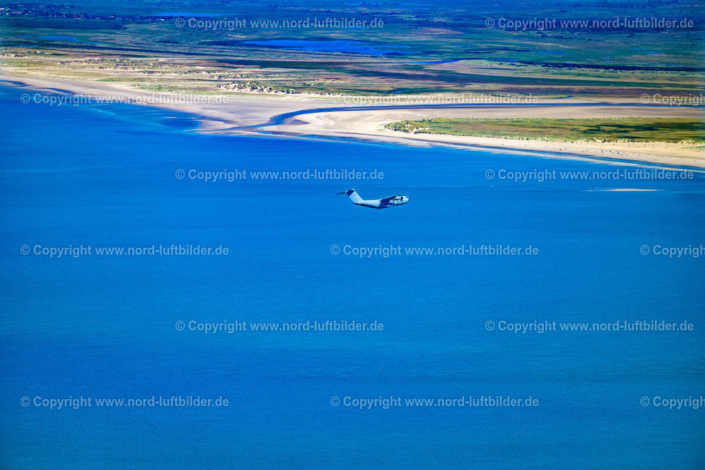 Römö_Sylt_Militärflugzeug_A411_Landungen_auf_dem_Strand_Römö_ELS_3730130825 | RöMö 13.08.2025 Flugzeug " A411 " im Fluge über dem Luftraum an der Straße Vej Uden Navn in Römö auf der Insel Römö in Region Syddanmark, Dänemark. // " A411 " Aircraft in flight over the airspace on street Vej Uden Navn in Roemoe at the island Roemoe in Syddanmark, Denmark. Foto: Martin Elsen