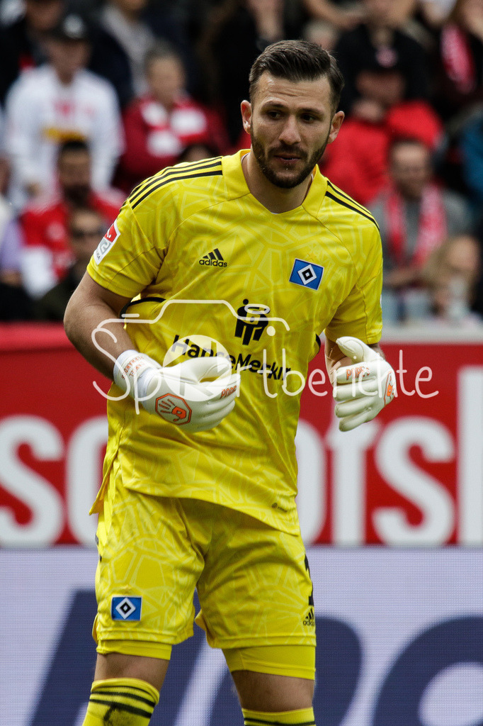 SSV Jahn Regensburg - Hamburger SV | HSV Keeper Daniel HEUER FERNANDES (HSV #1) in Aktion / Freisteller / Einzelfoto / Torhueter / Pope´s / DFL REGULATIONS PROHIBIT ANY USE OF PHOTOGRAPHS AS IMAGE SEQUENCES AND/OR QUASI-VIDEO