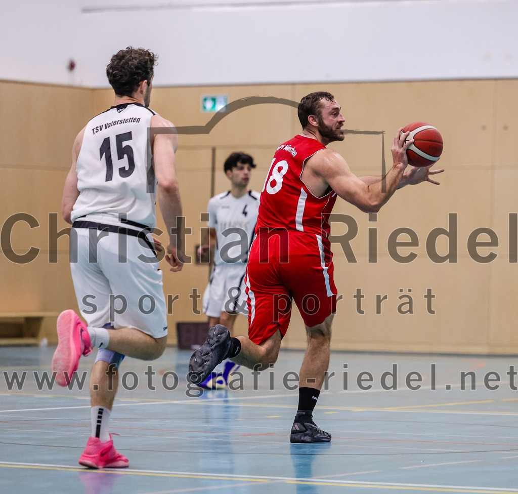 2025-12-06_041_TSV_Vaterstetten_gegen_MTV_1879_Muenchen | Vaterstetten, Deutschland, 06.12.2025:Basketball, 2. Regionalliga Süd 2025 / 2026, 9. Spieltag, TSV Vaterstetten gegen MTV 1879 München, Endergebnis: 58:83Leon Gottlöber (TSV Vaterstetten, #15), Christopher Herrmann (MTV 1879 München, #18)Foto: Christian Riedel / fotografie-riedel.net