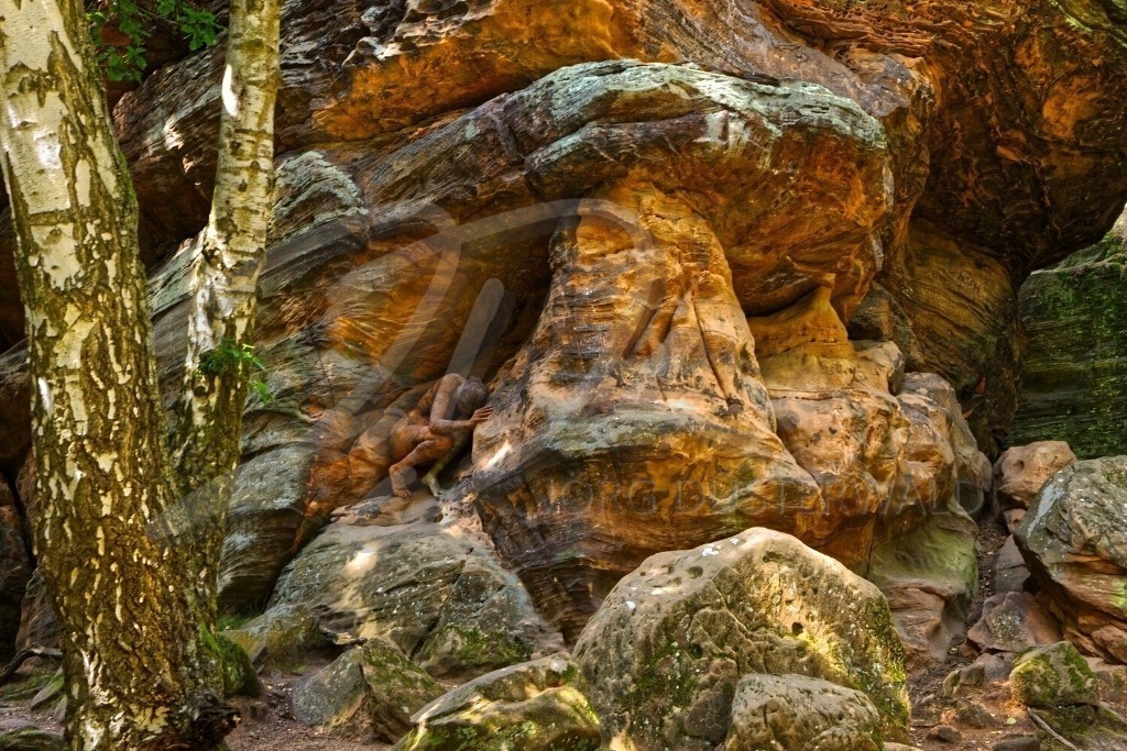 NatureArt-REDURBAN_2119b | Ein Loch im roten Fels | #003 | Modell: Carolina | Foto: Michael Zöphel - Realisiert mit Pictrs.com