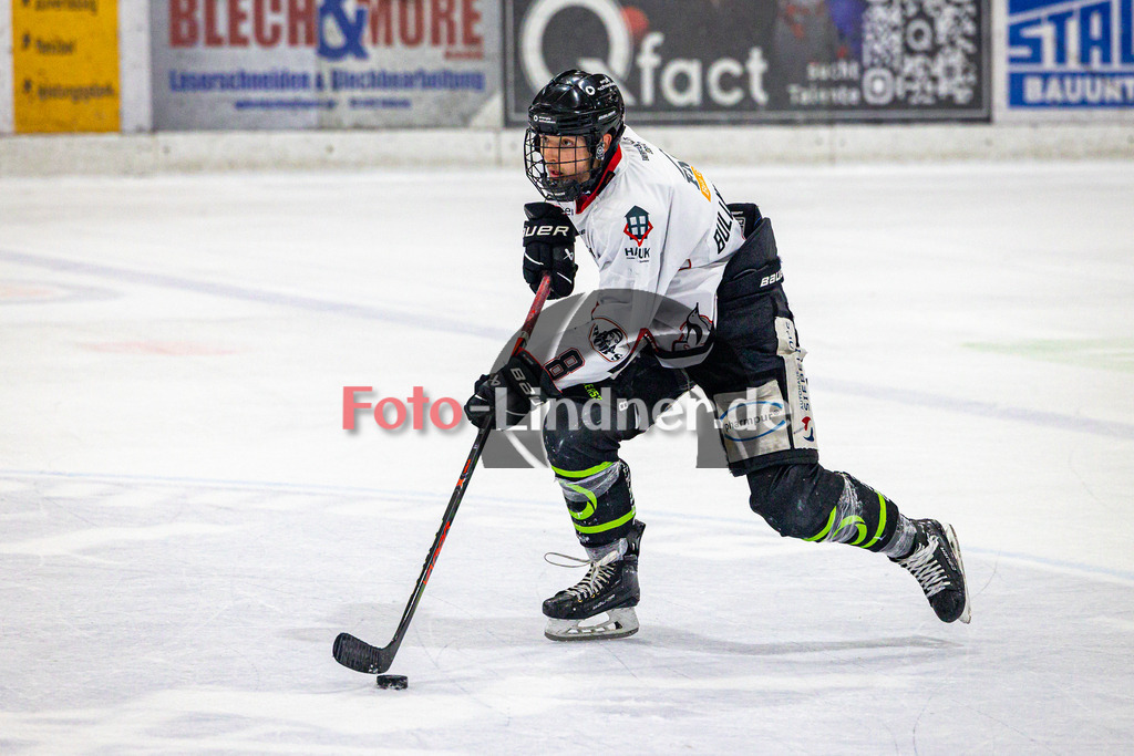 Spiel 3 Finale TSV Peißenberg Miners vs EHC Königsbrunn | Eishockey Bayernliga Playoffs 2023/2024, Spiel 3 Finale TSV Peißenberg Miners vs EHC Königsbrunn, 20240328,
Tim BULLNHEIMER (EHC 8) in Aktion,
2024-03-28 in Peißenberg (Eisstadion)
8 Tim BULLNHEIMER (EHC 8)
Copyright: WolfgangxLindner foto-lindner.de